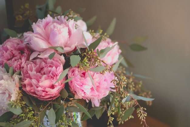 Closeup foto de un ramo de rosas rosadas y otras flores con hojas verdes