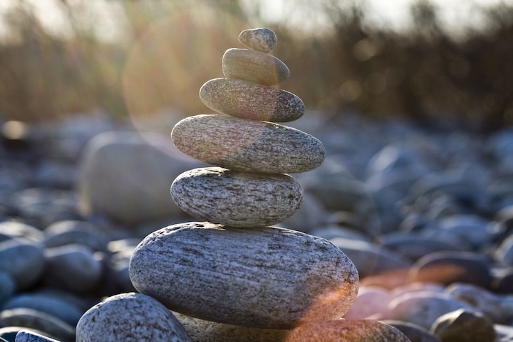 Foto gratuito closeup foto de rocas equilibradas entre sí