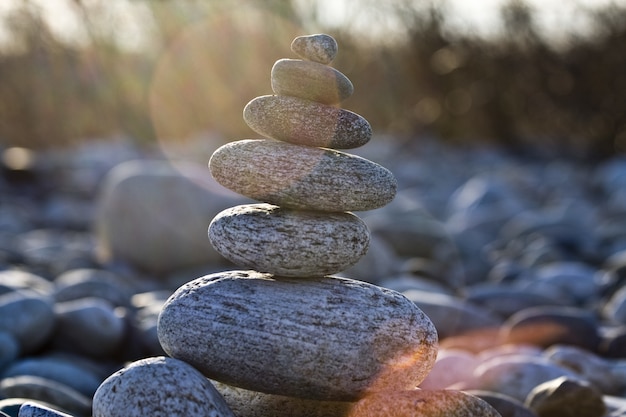 Closeup foto de rocas equilibradas entre sí