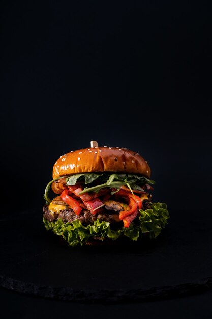 Closeup foto de una sabrosa hamburguesa aislada
