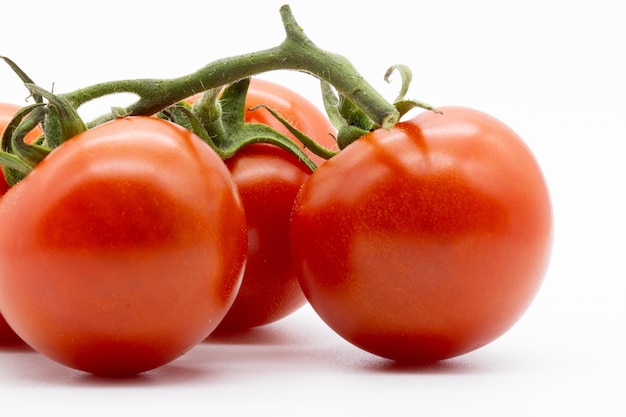 Closeup foto de tomates cherry aislados en blanco
