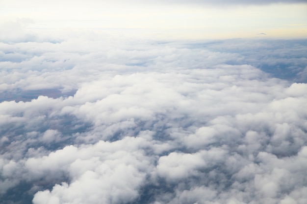 Closeup grandes nubes grises.