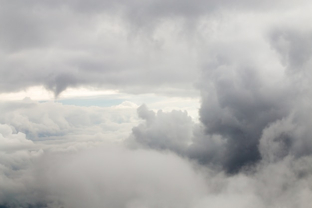 Closeup grandes nubes grises.