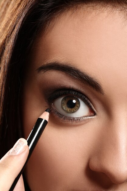 Maquillaje de ojos de impacto para estas fiestas. Foto Freepik