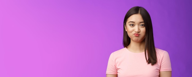 Foto gratuita closeup linda tierna joven mujer asiática conteniendo la respiración sin palabras sonriendo tonto tener desafío hidi