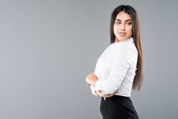 Closeup perfil de mujer de negocios confiada mirando hacia adelante aislado en gris