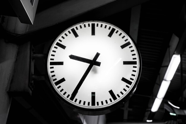 Closeup Reloj en la estación de sky-train