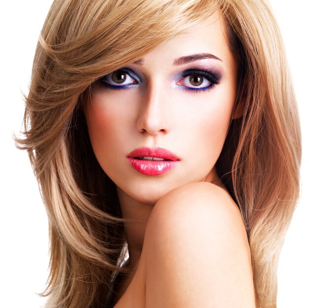 Closeup retrato de una bella mujer joven con largos pelos blancos. Modelo de moda posando sobre espacio en blanco