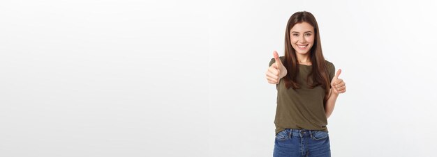 Closeup retrato de una bella mujer joven mostrando Thumbs up sign aislar sobre fondo blanco.