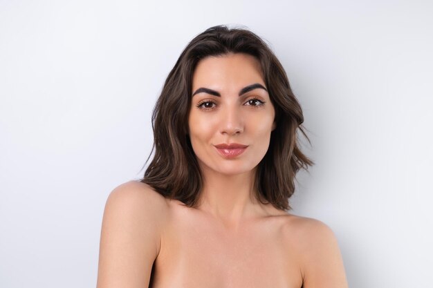 Closeup retrato de belleza de una mujer en topless con piel perfecta y maquillaje natural