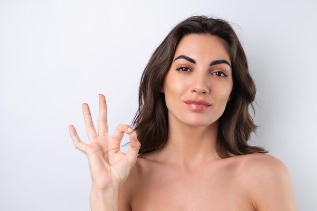 Closeup retrato de belleza de una mujer en topless con piel perfecta y maquillaje natural