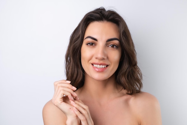 Closeup retrato de belleza de una mujer en topless con piel perfecta y maquillaje natural