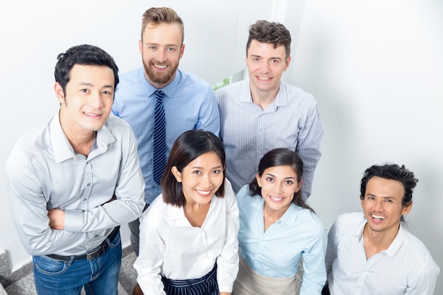 Closeup retrato de equipo de negocios sonriente en la escalera
