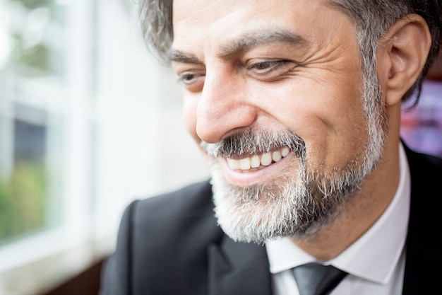 Closeup retrato de feliz hombre de negocios de mediana edad