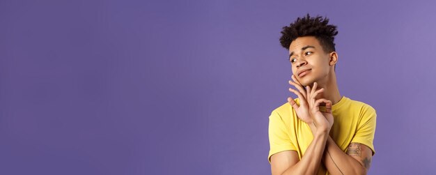 Closeup retrato de glamour hermoso joven queer chico con rastas de pie en modelo femenino pose ge