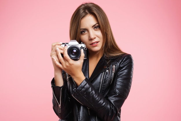 Foto gratuita closeup retrato de hermosa niña posando con la vieja cámara de cine