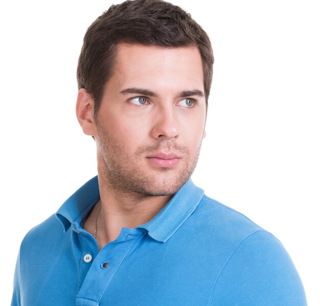 Closeup retrato de hombre guapo con camisa azul - aislado en blanco.