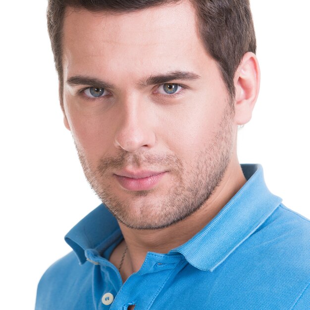 Closeup retrato de hombre guapo con camisa azul - aislado en blanco.