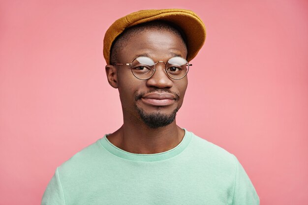 Closeup retrato de joven afroamericano con sombrero