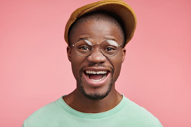 Closeup retrato de joven afroamericano con sombrero