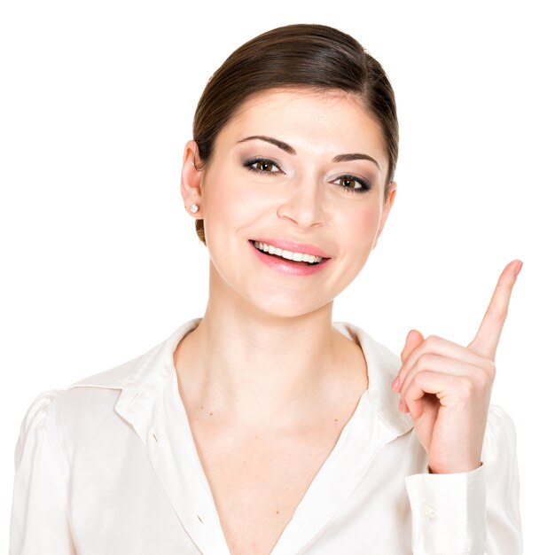 Closeup retrato de la joven mujer feliz con puntos hacia arriba firmar en camisa blanca -.