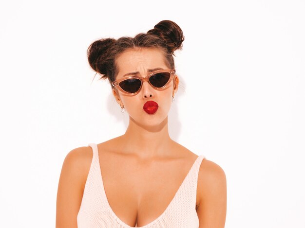 Closeup retrato Joven mujer inconformista sexy hermosa con labios rojos en gafas de sol.