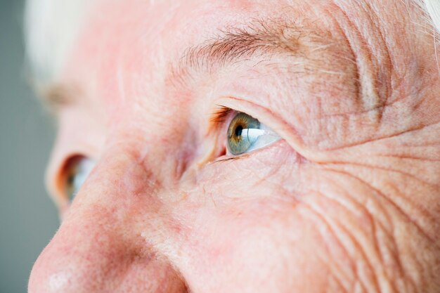 Closeup retrato lateral de los ojos de la anciana blanca