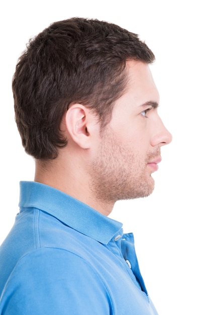 Closeup retrato de perfil de hombre guapo con camisa azul - aislado en blanco.
