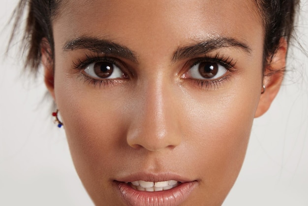 Foto gratuita closeup retrato de rostro de mujer con emoción preguntando sobre él