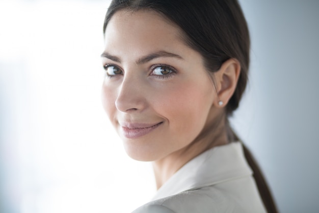 Closeup retrato de sonriente atractiva mujer de negocios