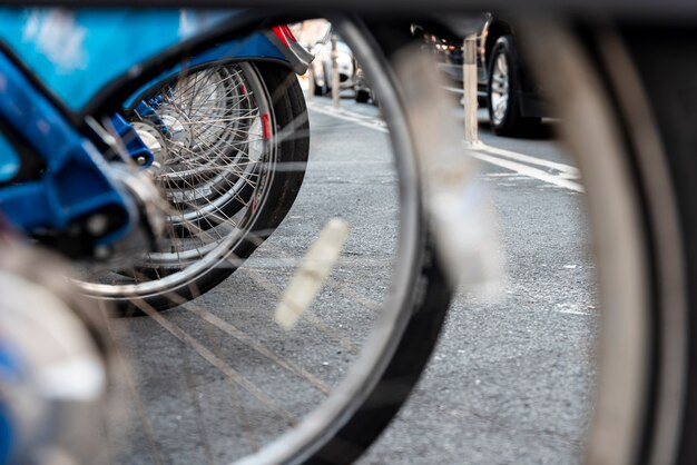 Closeup de ruedas de bicicleta con fondo borroso