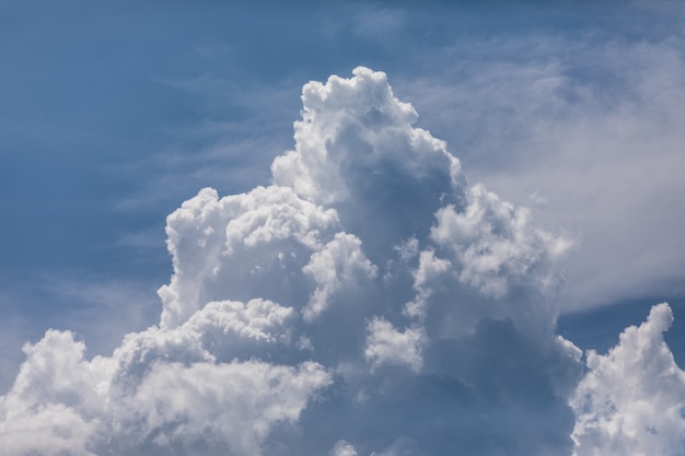 Cloudscape. Cielo azul y nube blanca. Día soleado. Nube cúmulo.