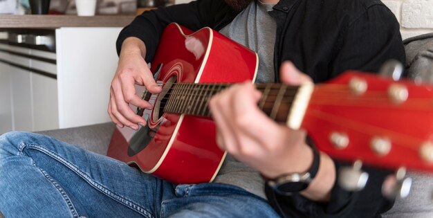 Clsoe manos arriba tocando la guitarra