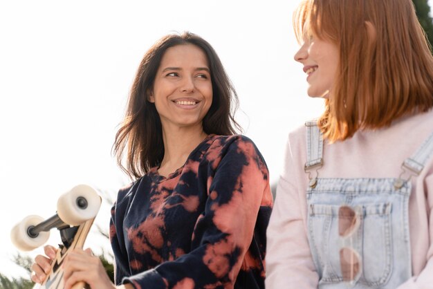 Clsoe up mujeres con longboard