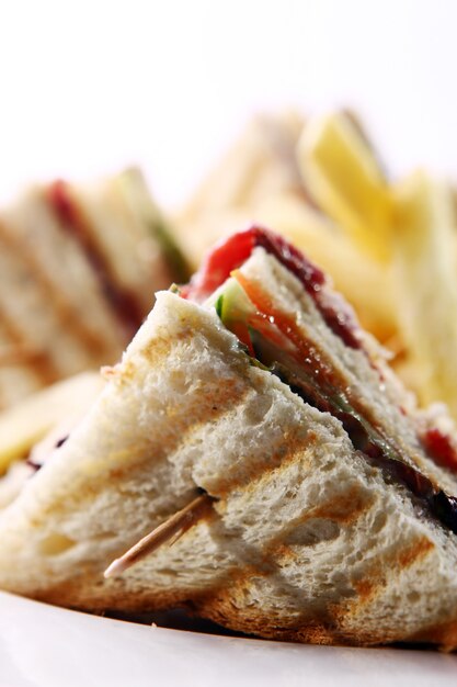 Club sandwich con carne y verde