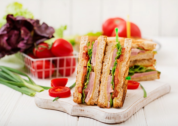 Club sandwich - panini con jamón, queso, tomate y hierbas. Vista superior