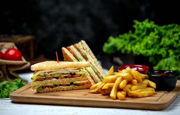 Foto gratuita club sandwich con papas fritas