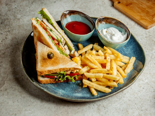 Club sandwich con papas fritas