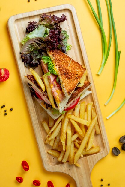 Club sandwich con verduras y papas fritas