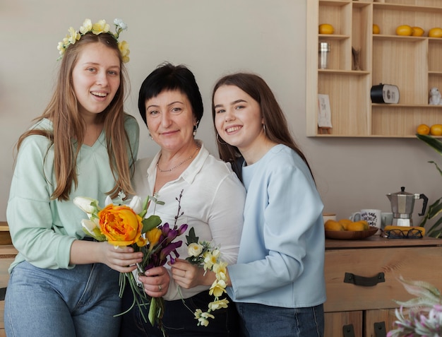 Club social femenino sosteniendo flores