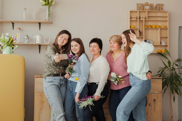 Club social femenino tomando una foto