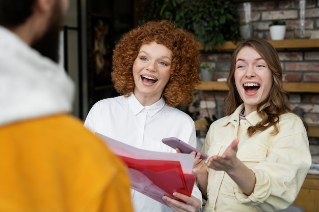 Foto gratuita co-trabajando personas trabajando juntas