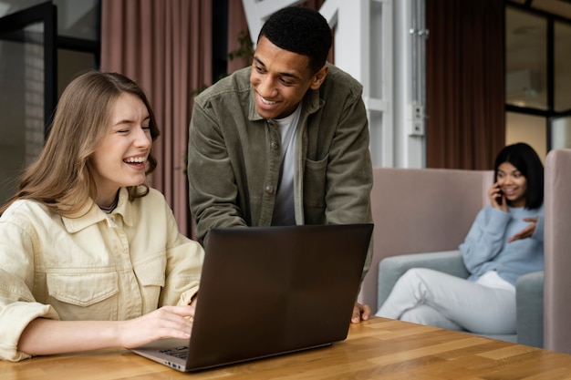 Foto gratuita co-trabajando personas trabajando juntas