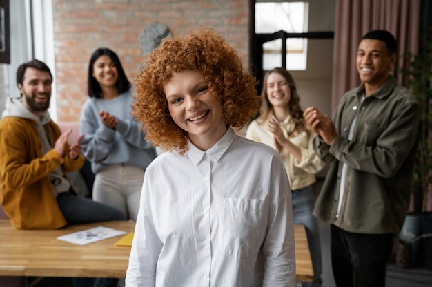 Foto gratuita co-trabajando personas trabajando juntas