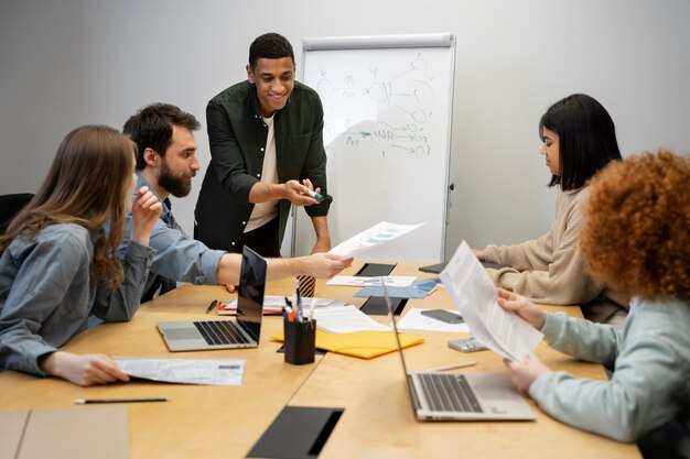 Co-trabajando personas trabajando juntas