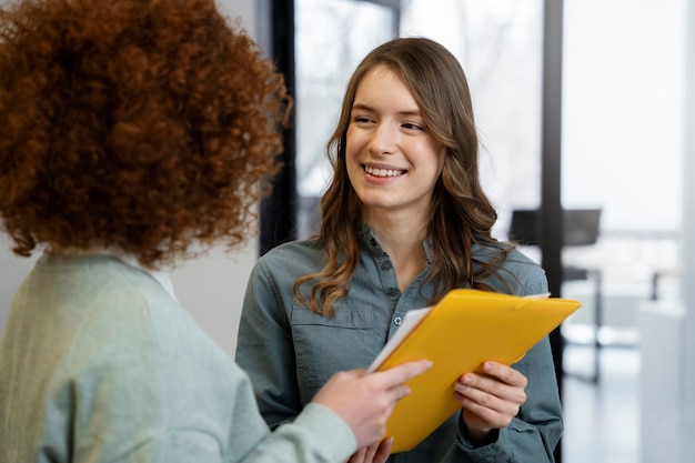 Foto gratuita co-trabajando personas trabajando juntas