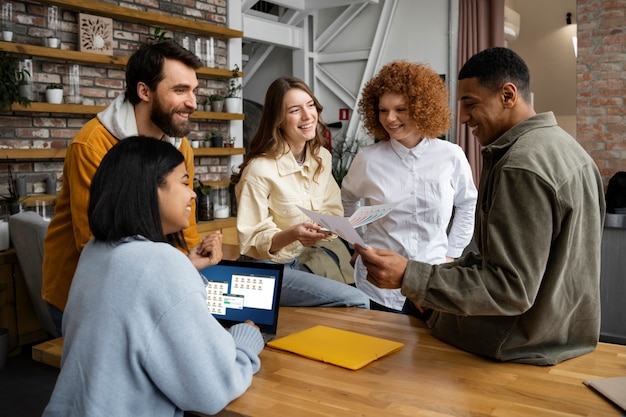 Co-trabajando personas trabajando juntas