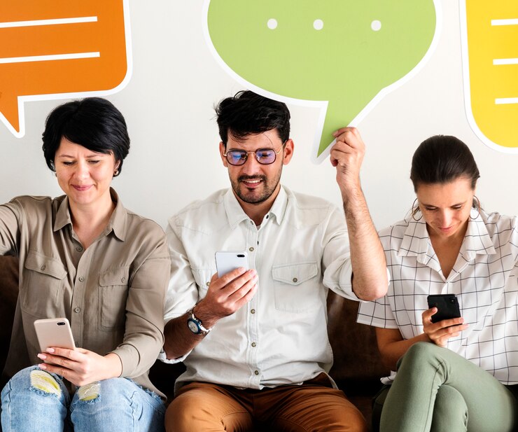 Photo Gratis co-workers sitting on couch and holding message icons