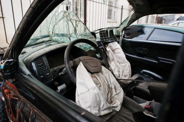 Coche tras accidente Interior de coche con airbag tras accidente