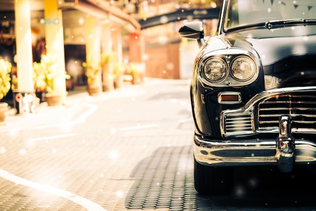 Coche antiguo en una calle adoquinada